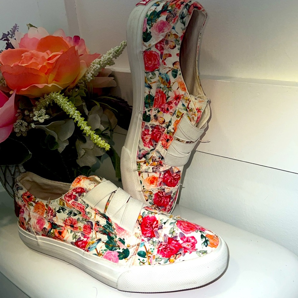 🌸🌺 BLOWFISH•FLORAL PULL ON SNEAKER•Size 6